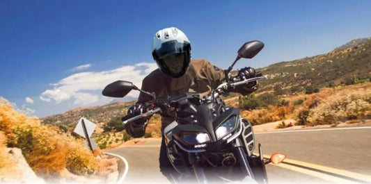 En-moto-il-est-primordial-d-avoir-un-bon-équipement-mais-surtout-un-bon-casque araiparadise